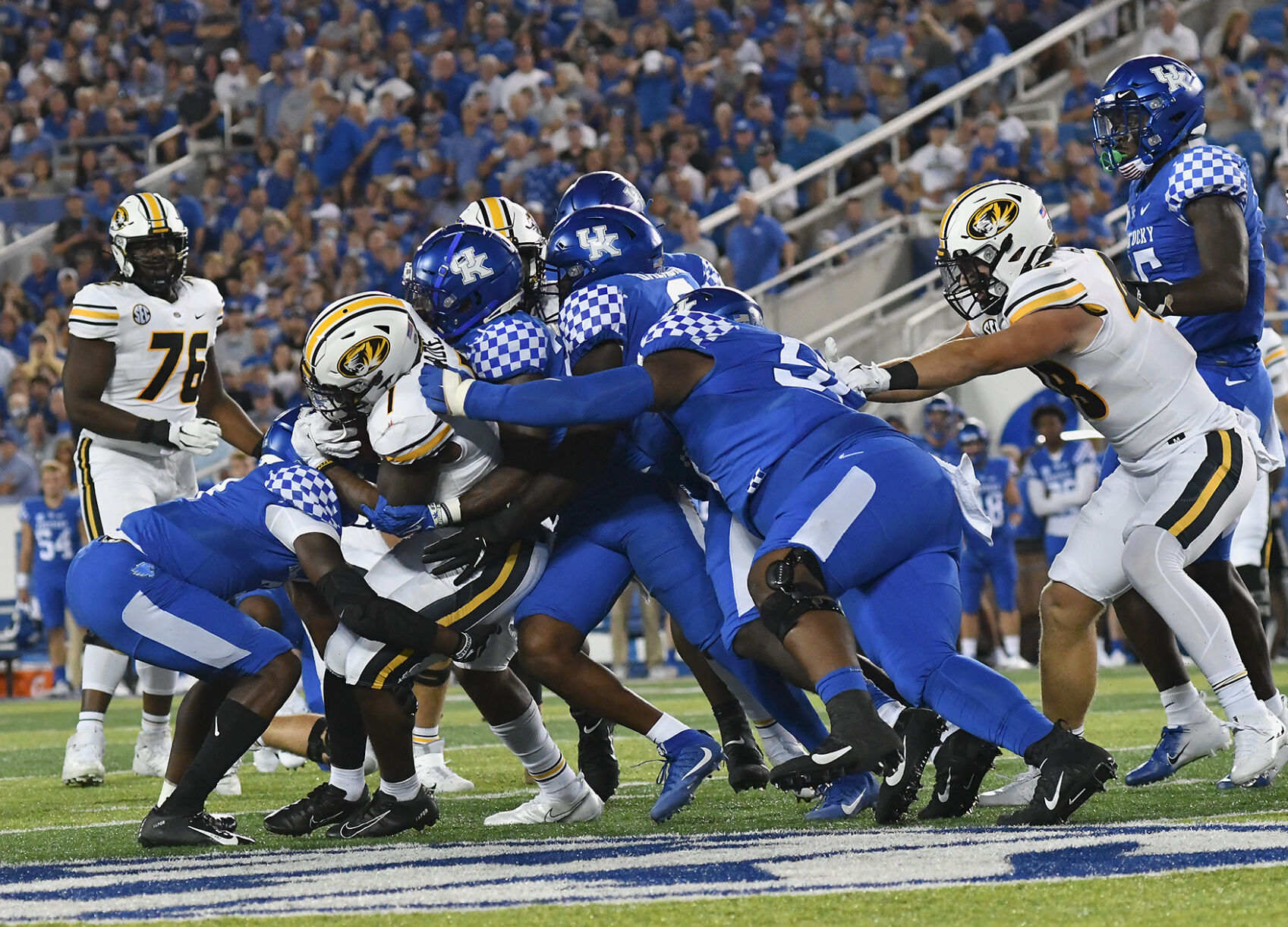 Dominic Lovett gets tackled by Kentucky players